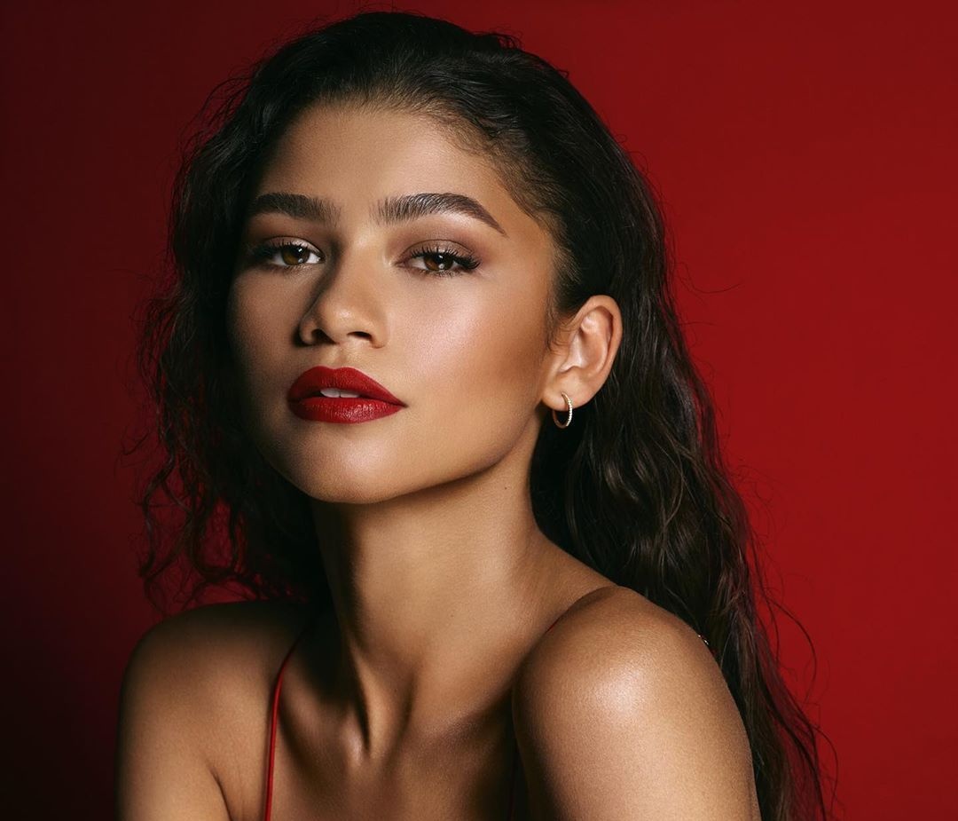 Η Zendaya ήταν πιο εντυπωσιακή από ποτέ στα People’s Choice Awards αλλά οι κοιλιακοί της ξεχώρισαν