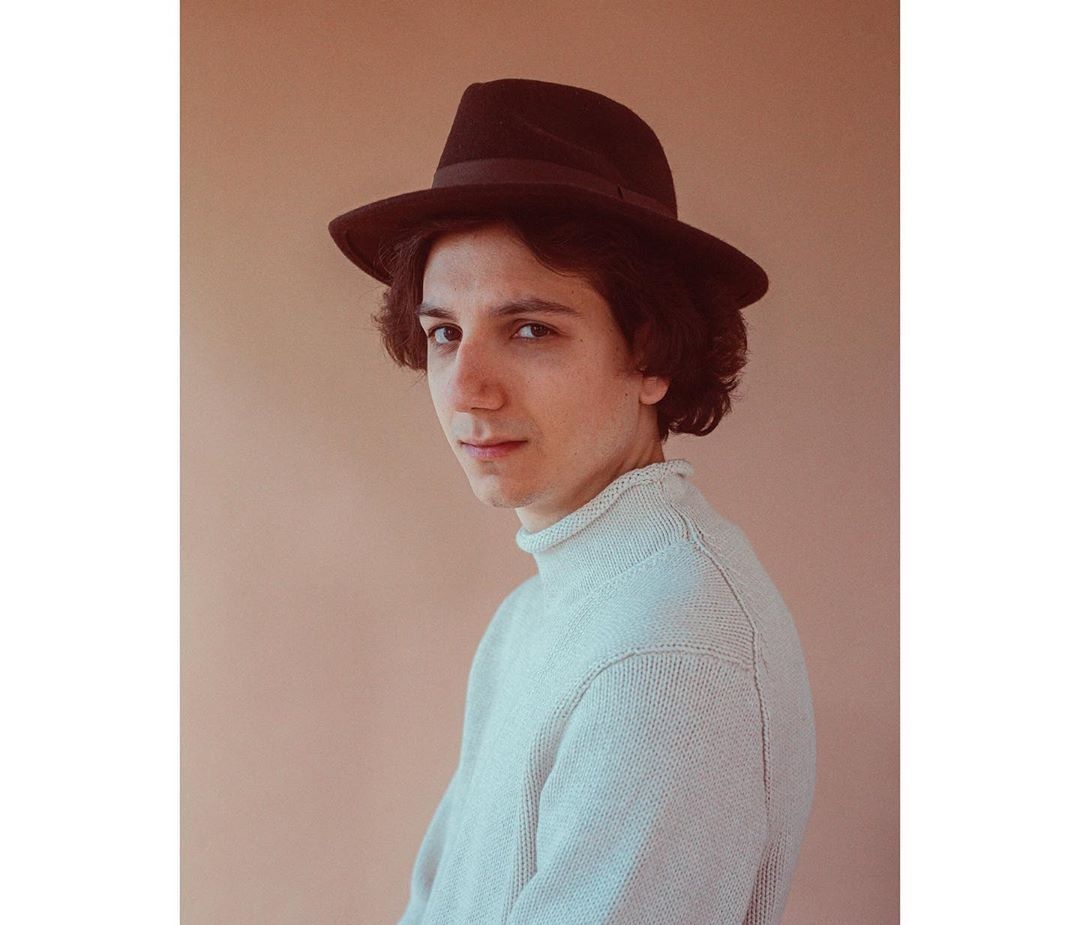 Anson Seabra: Γνώρισε το νέο σου κόλλημα μέσα από το καινούριο του single «Trying My Best»