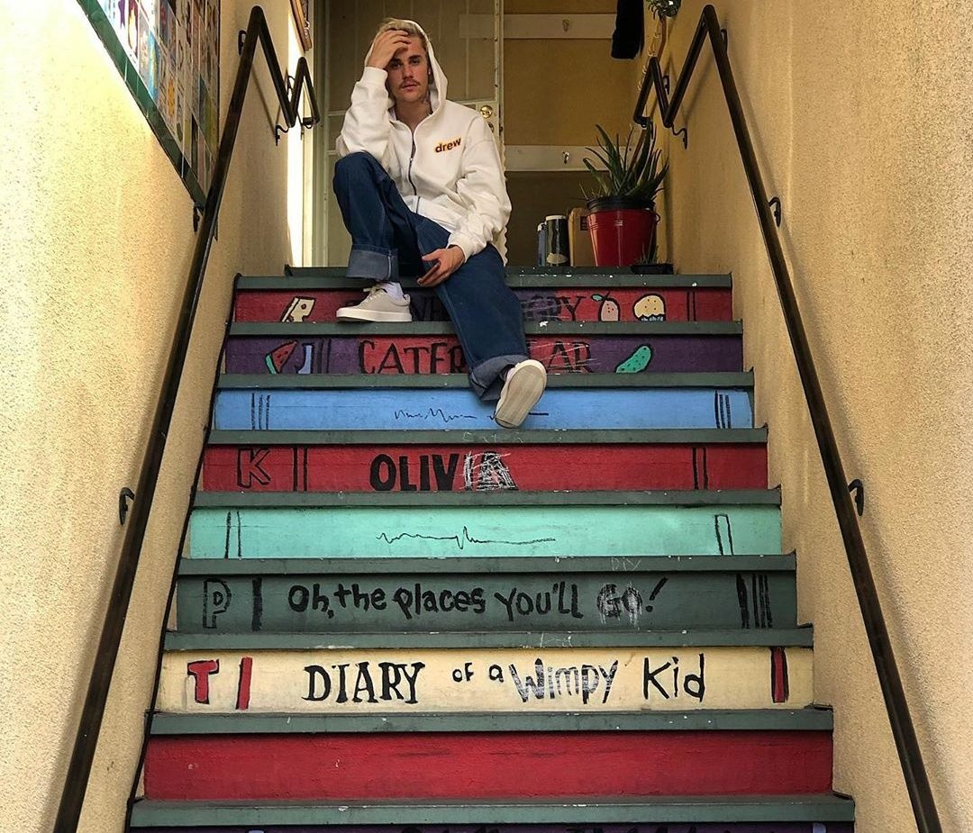 Ο Justin Bieber είναι ο πρώτος καλλιτέχνης που σπάει αυτό το ρεκόρ και το γιορτάζει έτσι