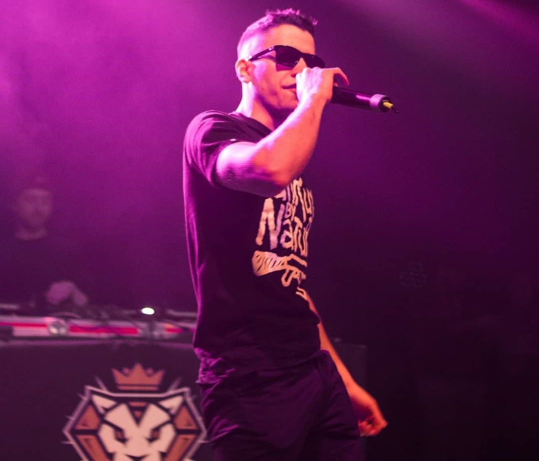 Δεν φαντάζεσαι με ποιον ραπάρει ο «VLOSPA»  στο νέο του track φτάνοντας Νο2 στις τάσεις του YouTube