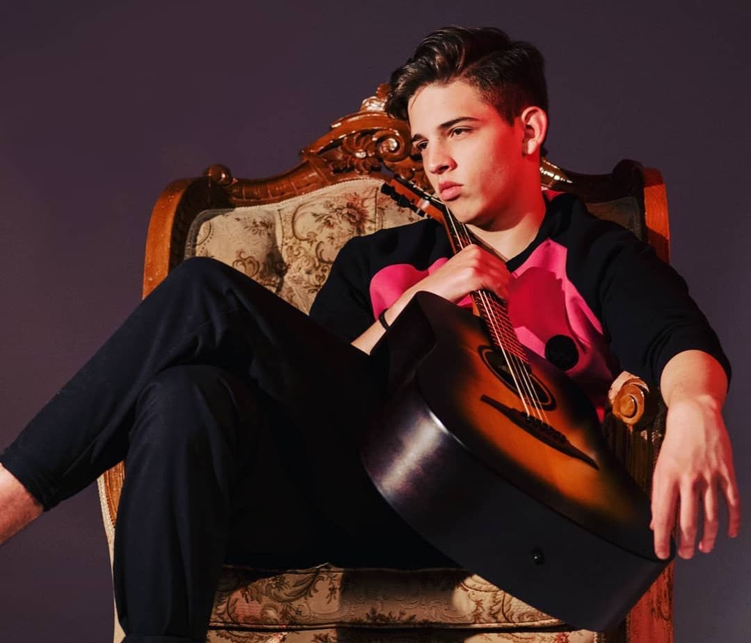 Ο Γιάννης Τεργιάκης τραγουδάει «Μισή Καρδιά» από τις MELISSES και εμείς ουρλιάζουμε