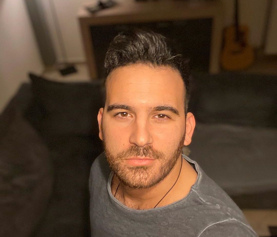 Νικηφόρος: Ο κούκλος τραγουδιστής κυκλοφόρησε το νέο του single γυρισμένο στο... σπίτι