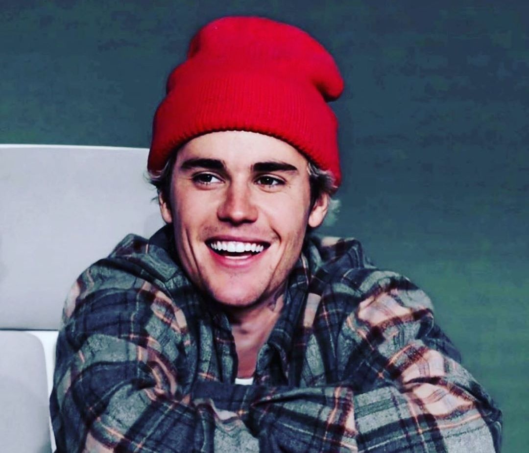 O Justin Bieber ετοιμάζει κάτι καινούριο όσο μένει μέσα και μόλις μάθεις τι θα ενθουσιαστείς