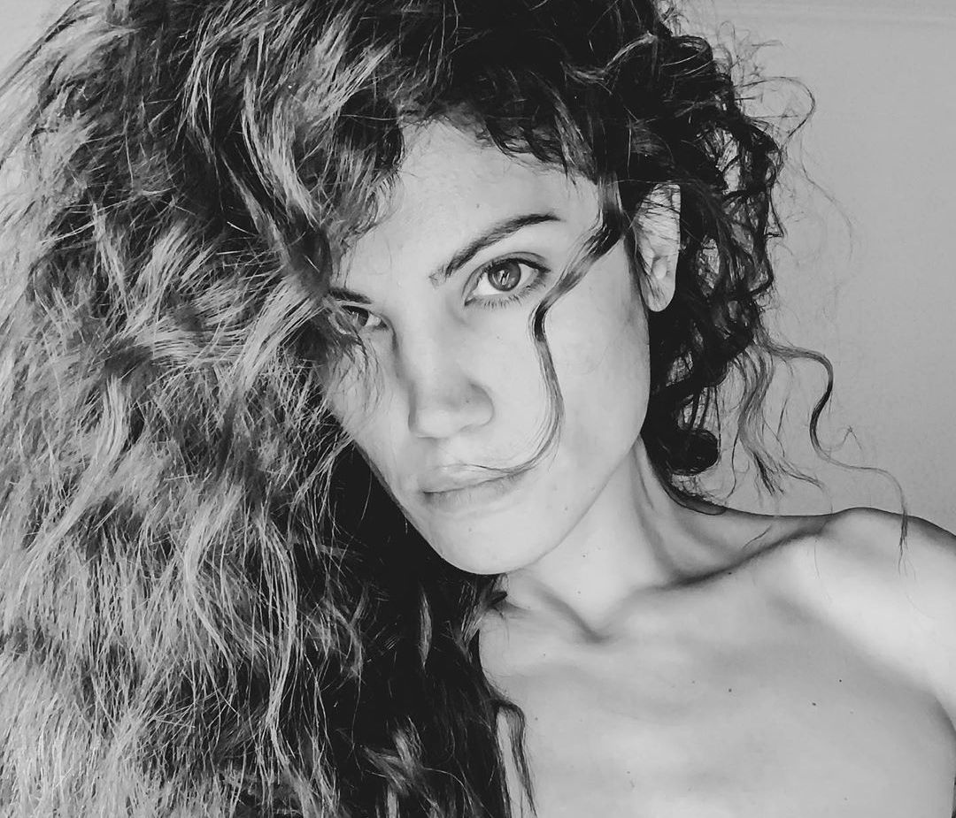 Sisterhood Power: Στο νέο video της η Μαίρη Συνατσάκη κάνει το πιο epic vlog με την αδελφή της