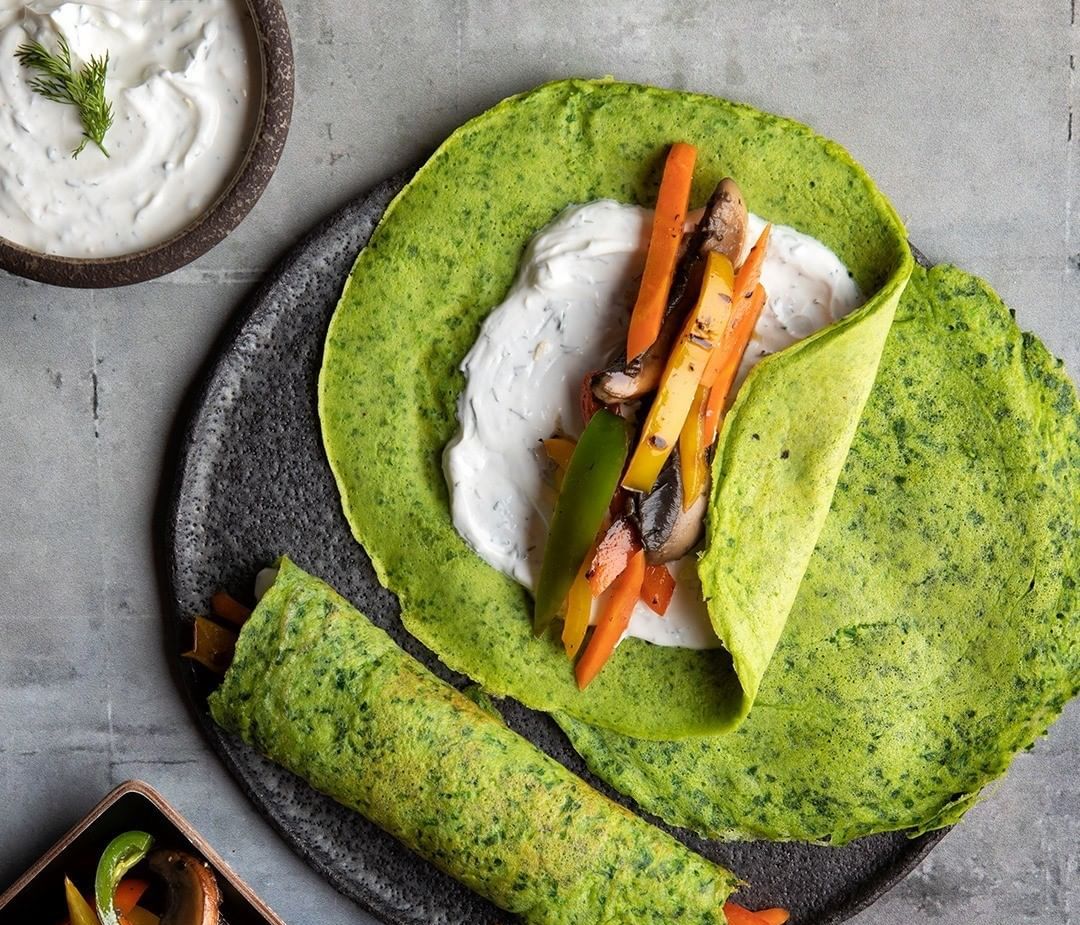 Άκης Πετρετζίκης: Κρέπες από σπανάκι με ψητά λαχανικά