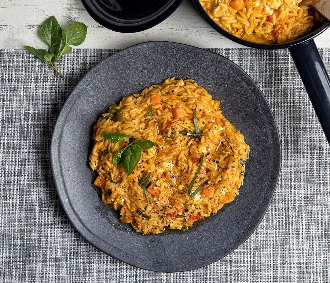 Άκης Πετρετζίκης: Κριθαράκι ολικής με ντομάτα και βασιλικό