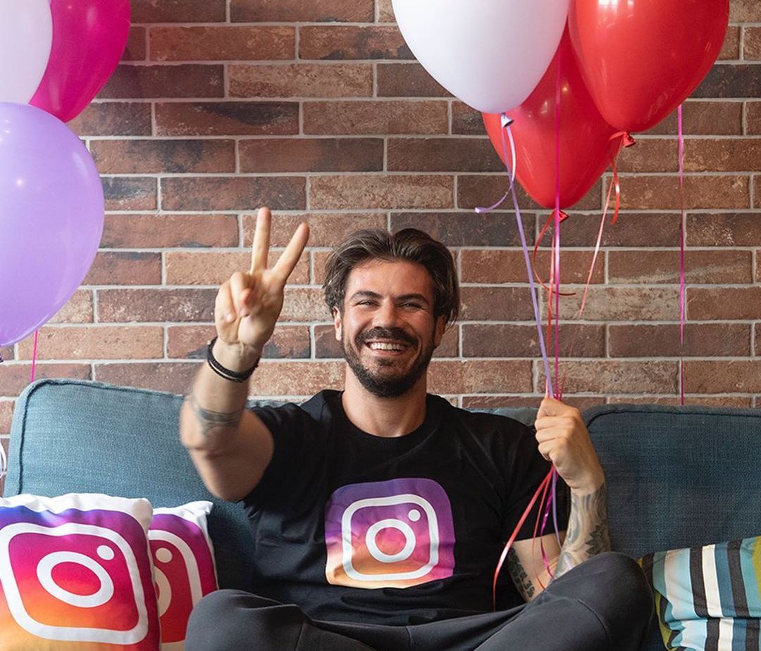 Άκης Πετρετζίκης: Έφτασε τους 1,5 εκατομμύριο followers στο Instagram και το γιορτάζει!