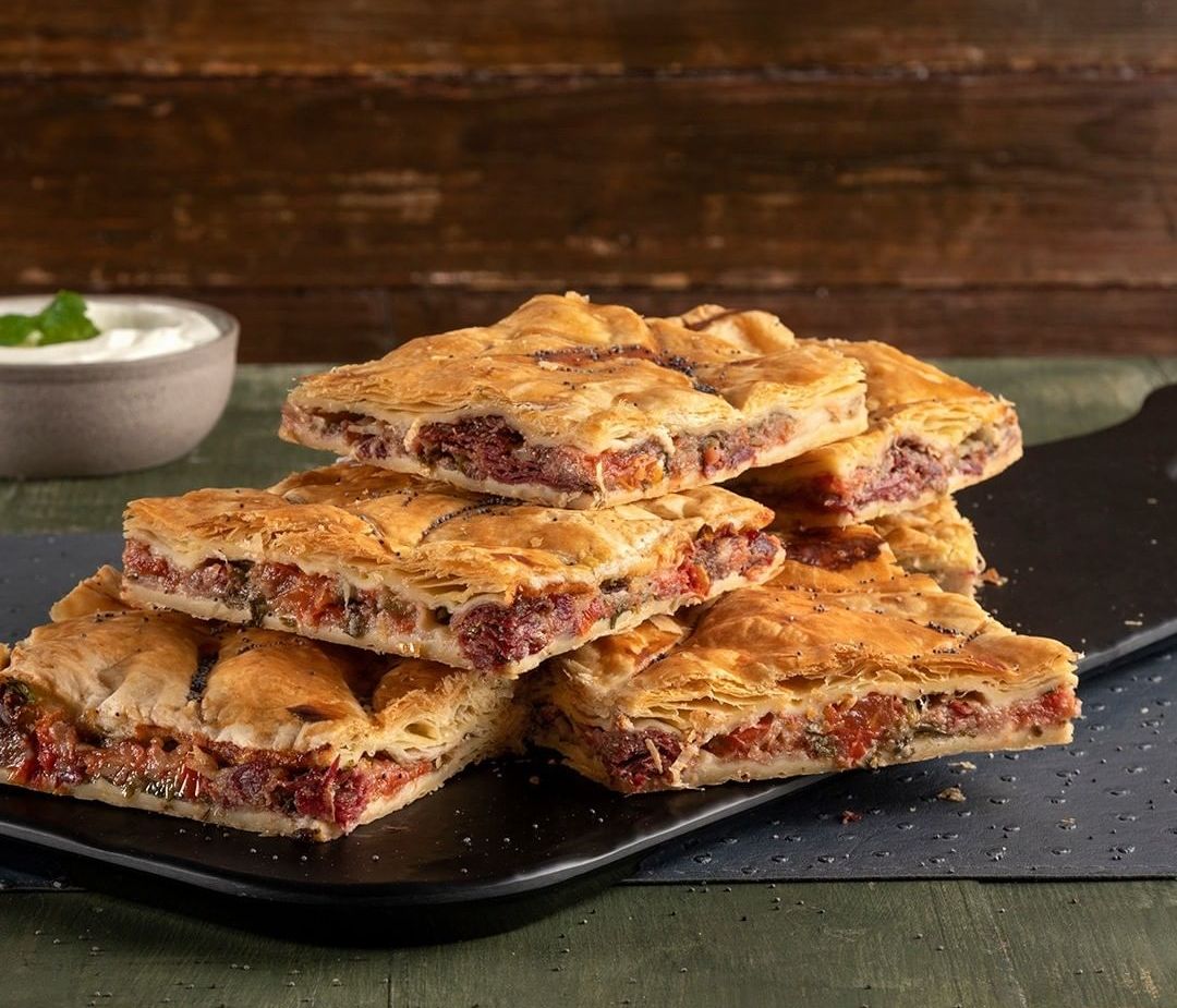 Άκης Πετρετζίκης: Παστουρμαδόπιτα