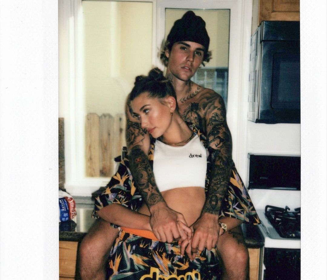 Justin- Hailey Bieber: Ένα σημάδι αποκαλύπτει την αλήθεια για τη σχέση τους