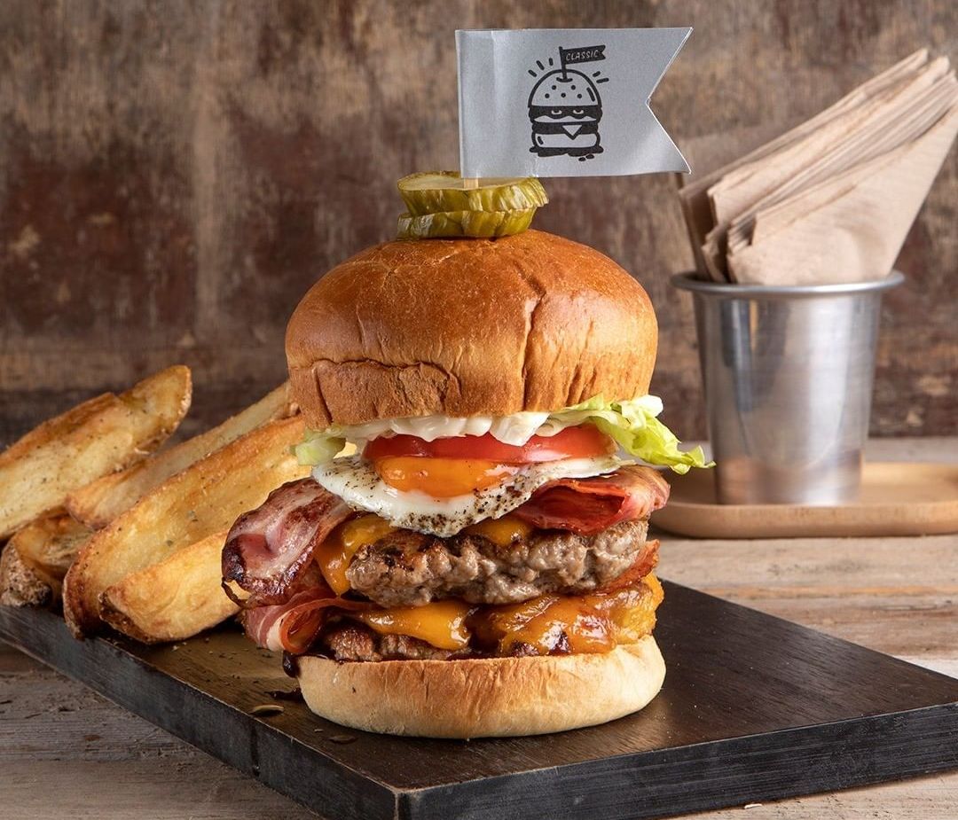 Άκης Πετρετζικης: Hangover burger