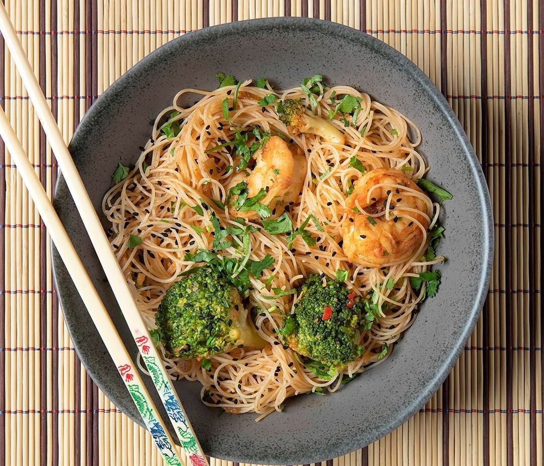 Άκης Πετρετζίκης: Noodles με γαρίδες και μπρόκολο