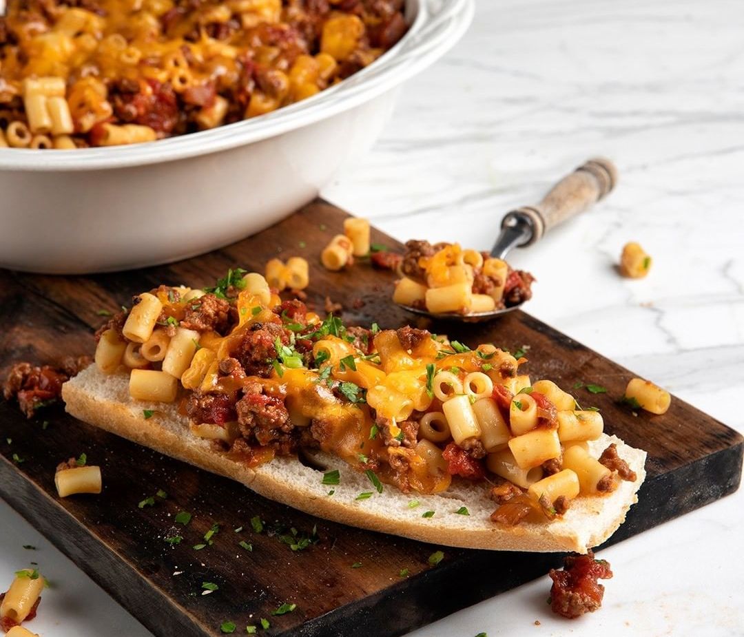 Άκης Πετρετζίκης: Sloppy joes με κοφτό μακαρονάκι
