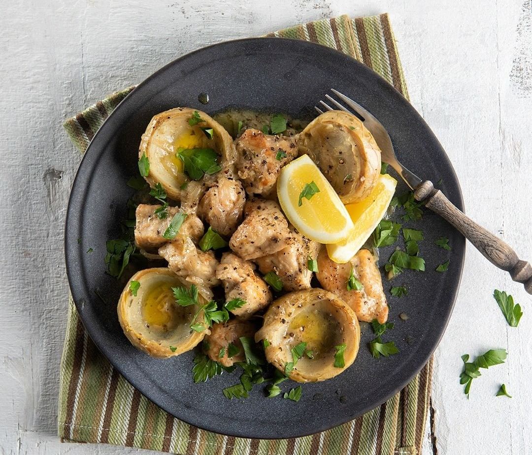 Άκης Πετρετζίκης: Κοτόπουλο λεμονάτο με αγκινάρες