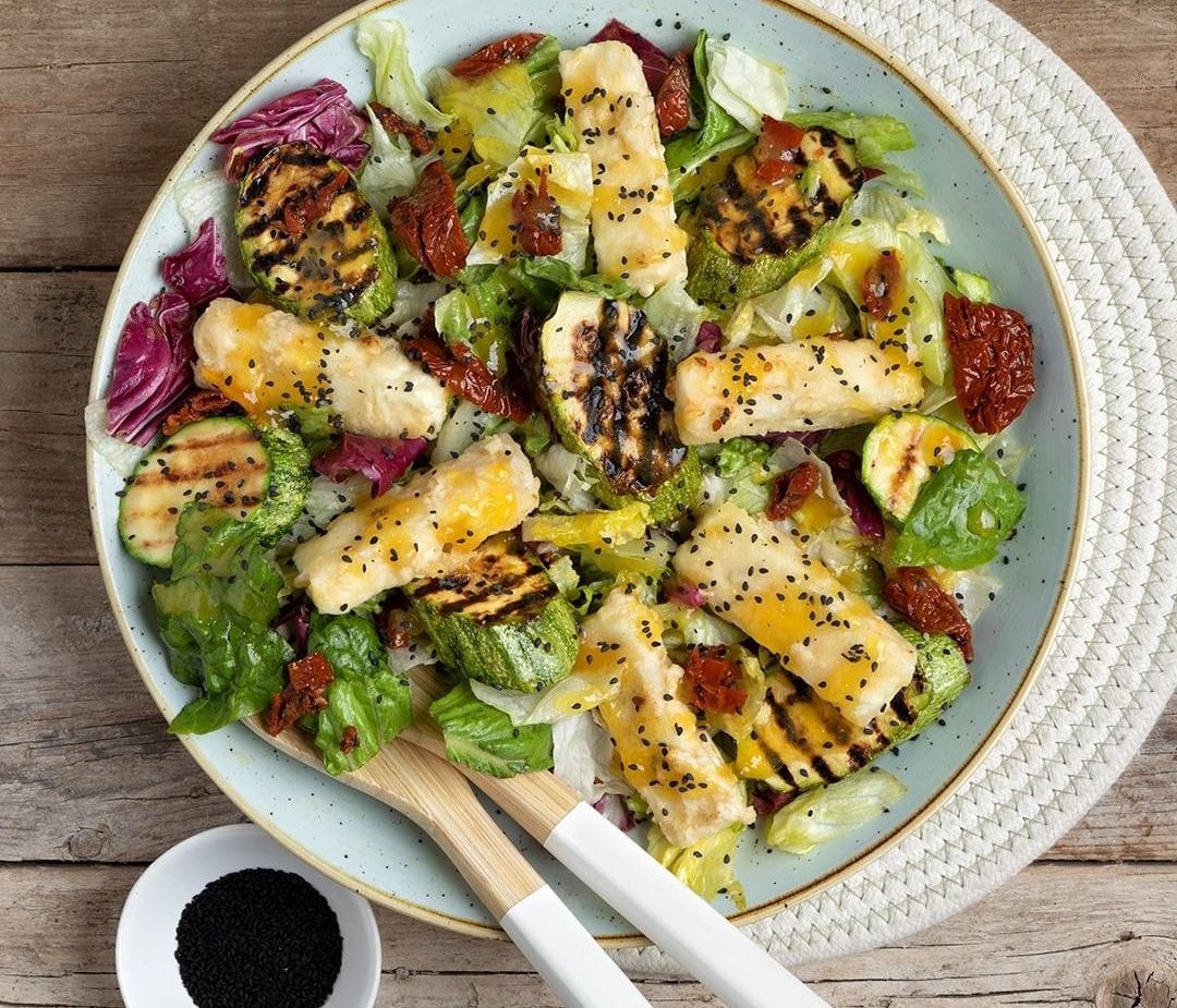 Άκης Πετρετζίκης: Ανοιξιάτικη σαλάτα με κολοκυθάκια και τηγανητή φέτα