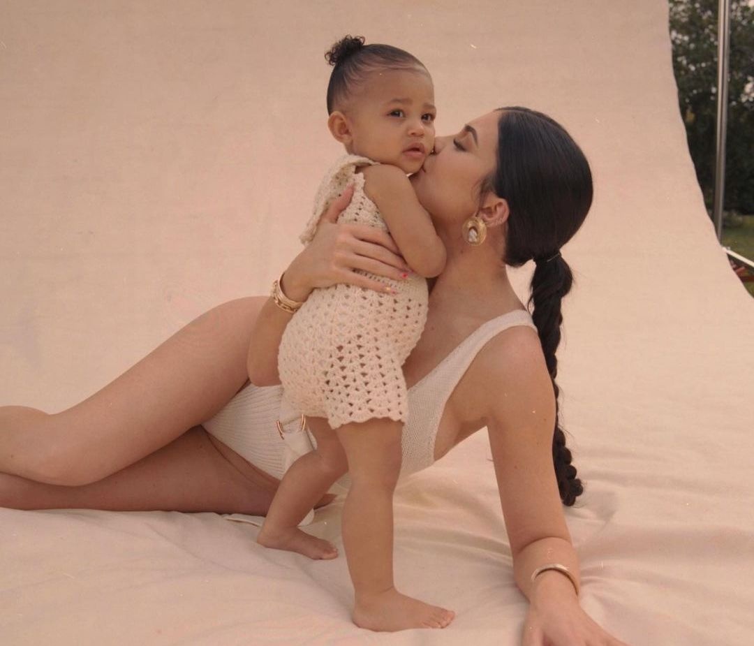 Η Stormi έκανε το πιο χαριτωμένο κάμεο σε επεισόδιο για την νέα σειρά της μητέρας της στο YouTube