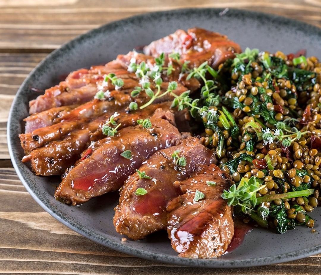 Άκης Πετρετζίκης: Ταλιάτα τόνου με σάλτσα ρόδι