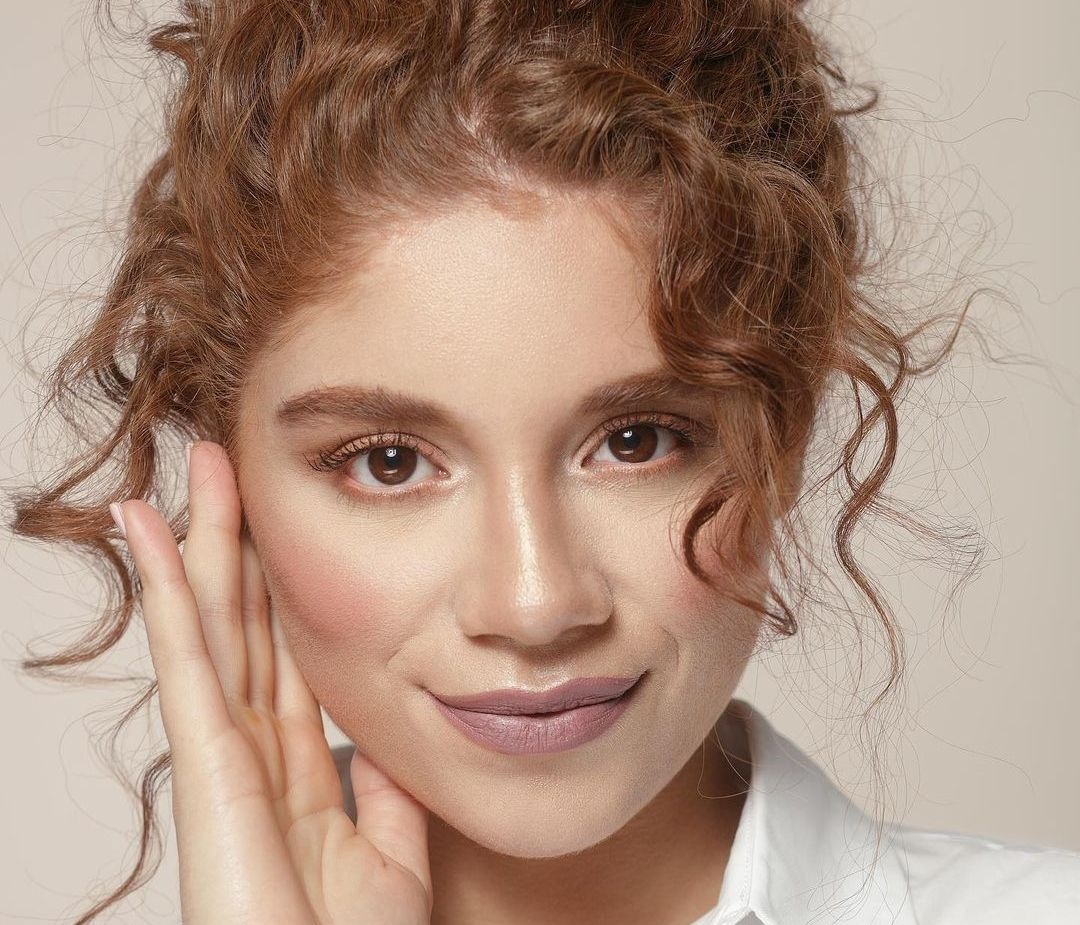 Glow, girl! 10 highlighters για τις απαραίτητες δόσεις λάμψης στο μακιγιάζ