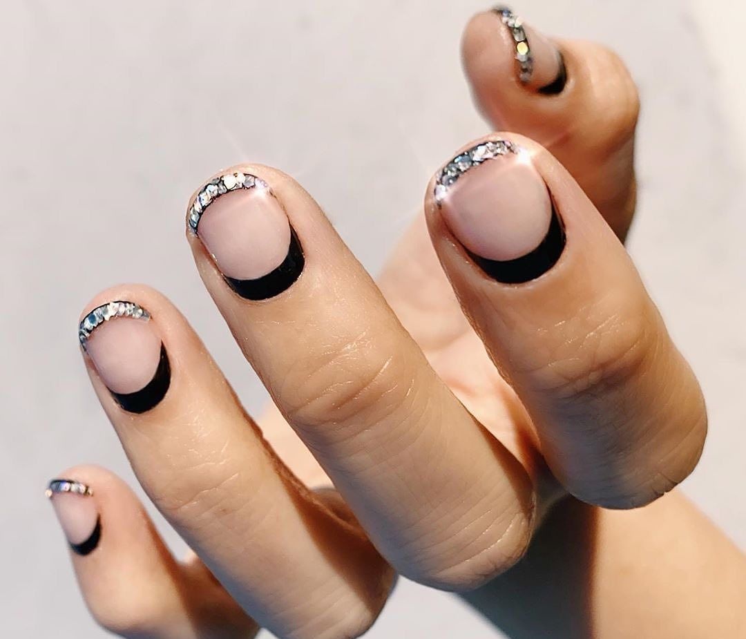 #FrenchMoon: Το εναλλακτικό γαλλικό μανικιούρ που ήρθε για να μείνει