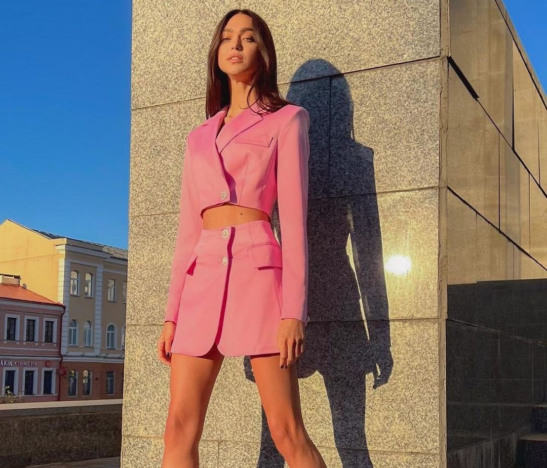 Plazacore style: Το fashion trend που θα σε κάνει να βγάλεις την girly πλευρά σου προς τα έξω