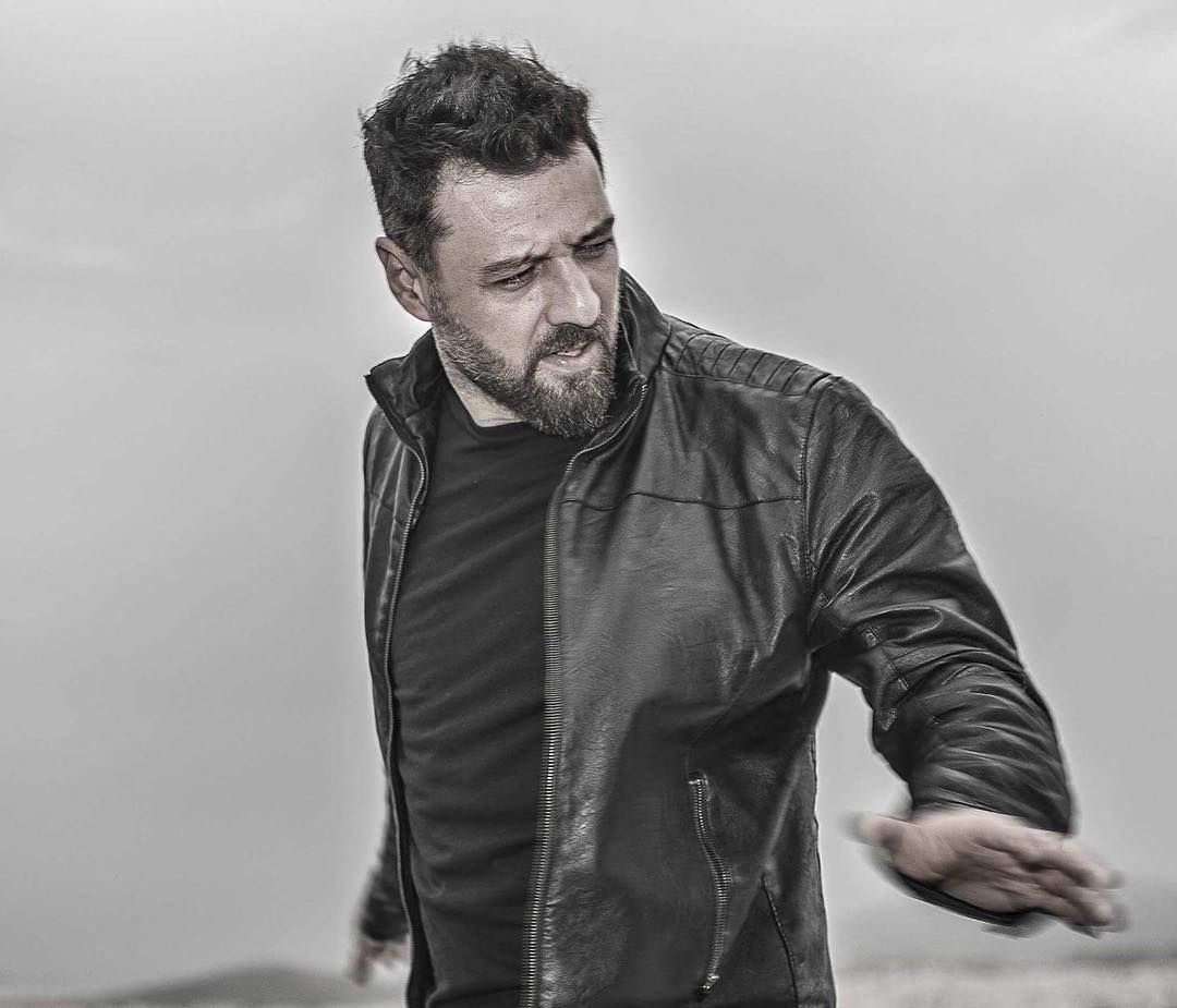 Ο Μάνος Παπαγιάννης ποζάρει με τον νεογέννητο γιο του και το Instagram «λιώνει»