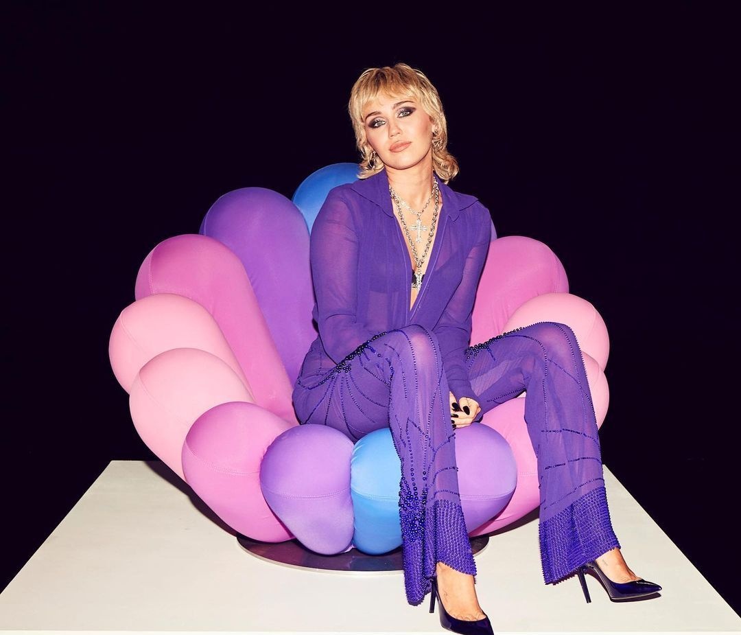 Η Miley Cyrus έκανε το πιο φανταστικό μακιγιάζ για τα Χριστούγεννα