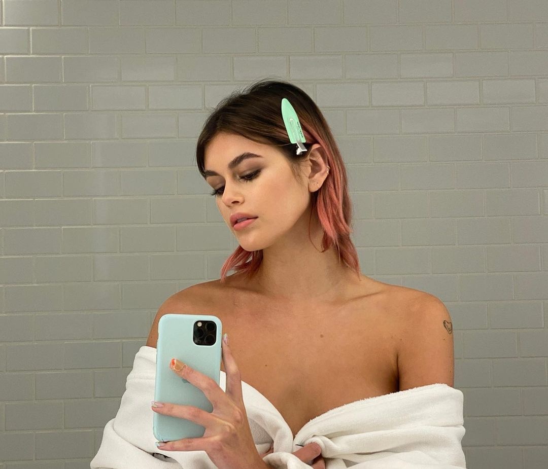 Kaia Gerber: Ποζάρει με μαύρο μπικίνι στο insta και είναι πιο sexy από ποτέ