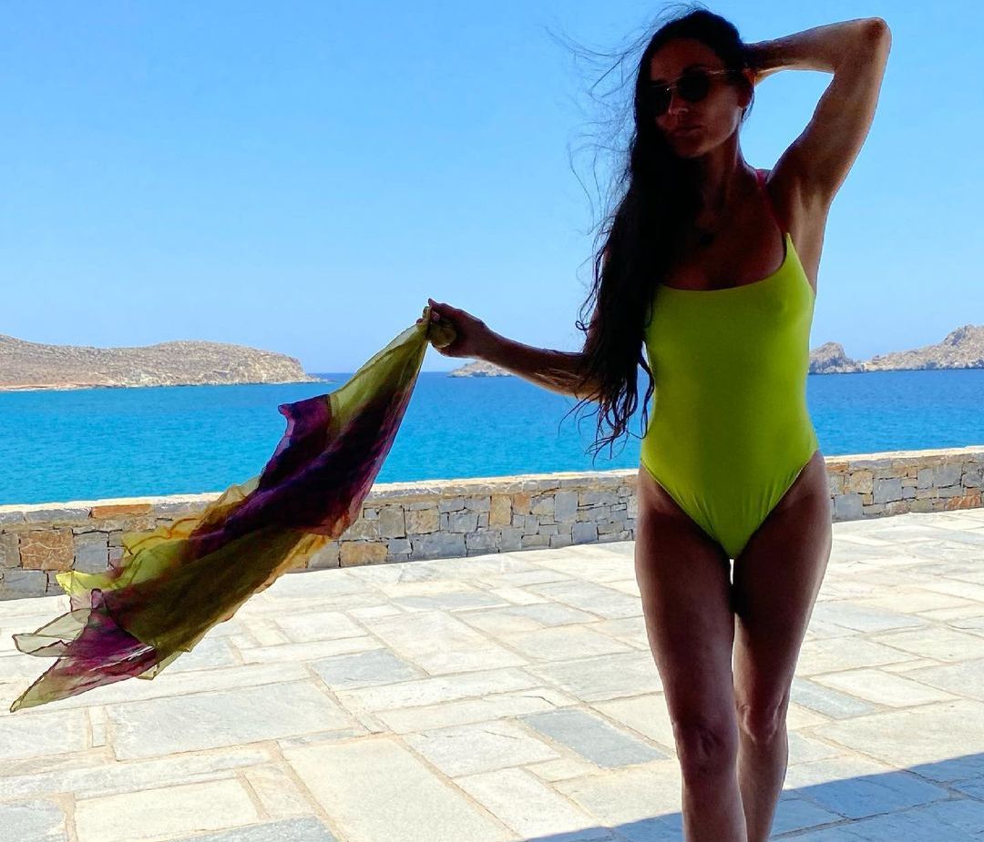 Demi Moore: Οι διακοπές στην Κροατία και οι φωτογραφίες με μαγιό στα 58