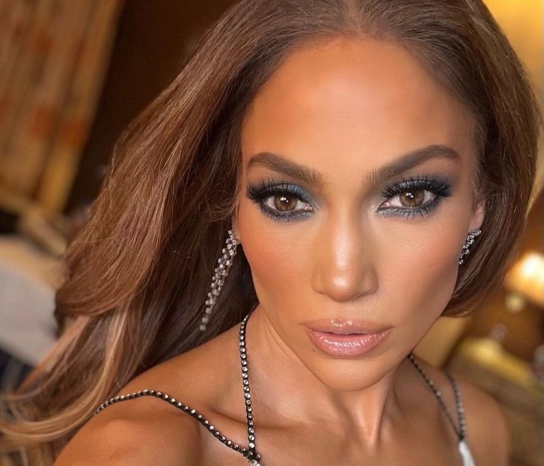 Silver smoky eyes, έντονα φρύδια και nude lip gloss – Inspo η Jennifer Lopez