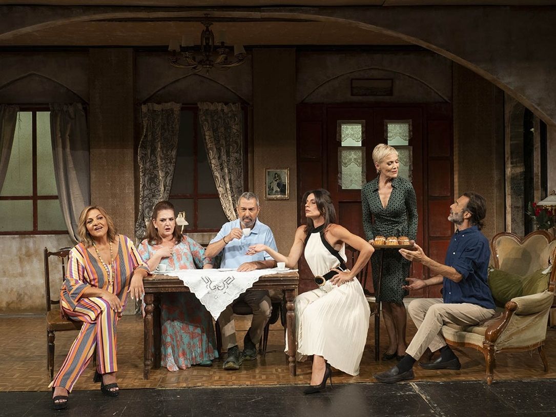 Βιτριολικές ερωτήσεις στο θέατρο Αλίκη: Η Κωνσταντίνα Μιχαήλ σερβίρει backstage «Μπαμπάδες με ρούμι»