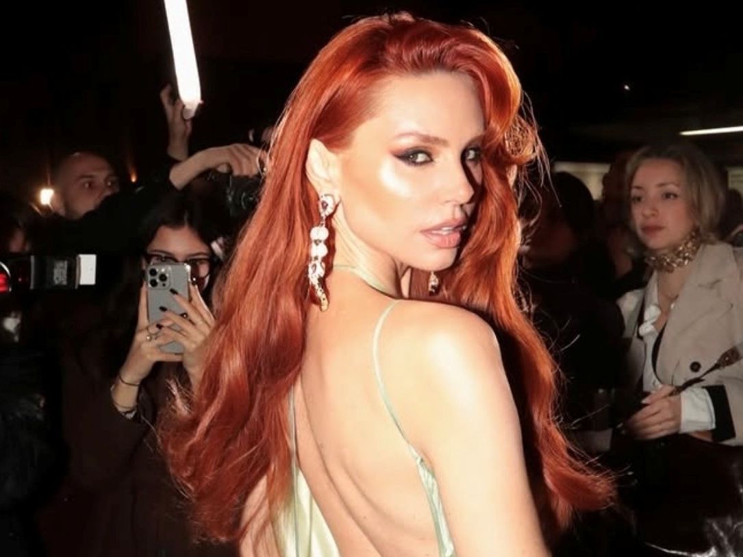 Η Έβελυν Καζαντζόγλου υιοθέτησε το trend του kiss curl στο κόκκινο χαλί του Φεστιβάλ των Καννών