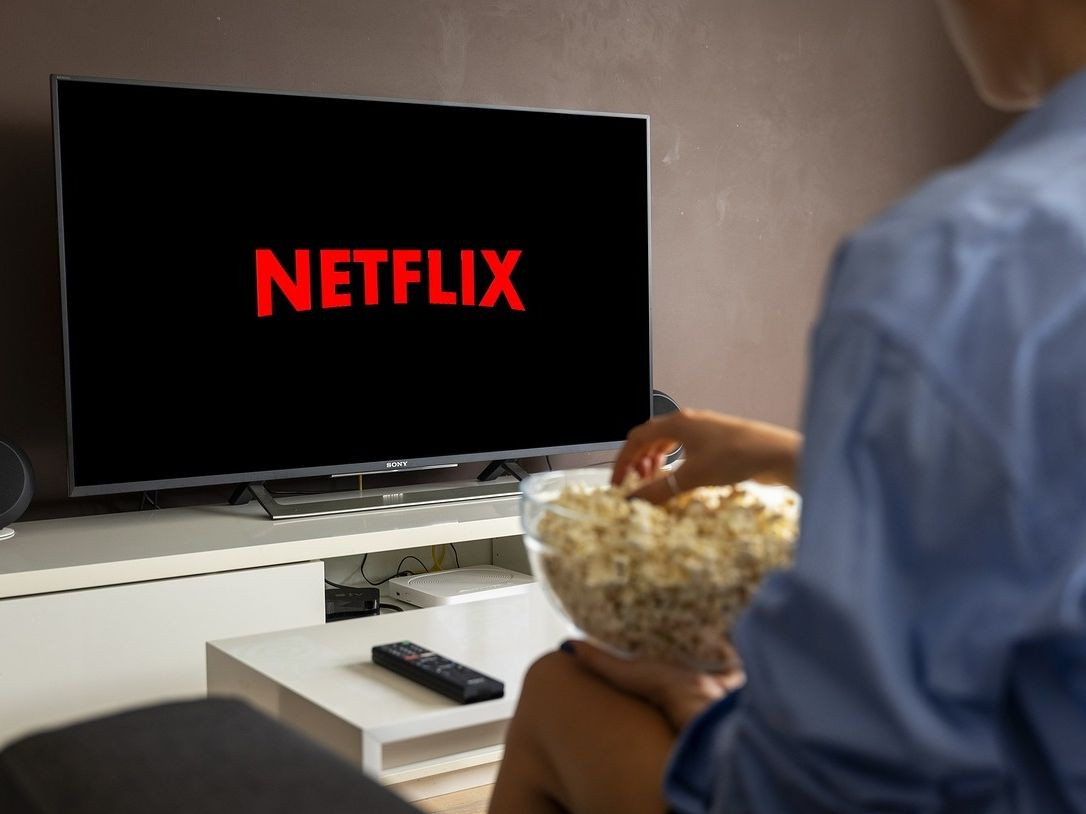 Dream job! To Netflix δίνει 2.500 δολάρια για να δεις σειρές back-to-back και να τις βαθμολογήσεις