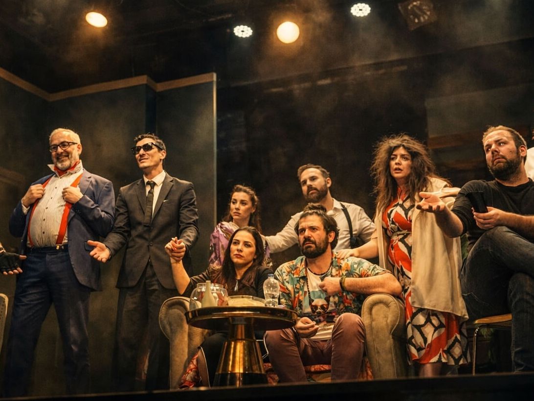 «Ο Ημιυπαίθριος» του Γιώργου Αλκαίου είναι η πιο πρωτότυπη θεατρική κωμωδία της χρονιάς