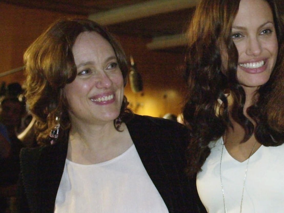 Μέσα στα δάκρυα της Angelina Jolie για τη μητέρα της, κρύβεται μια αλήθεια για όλους μας