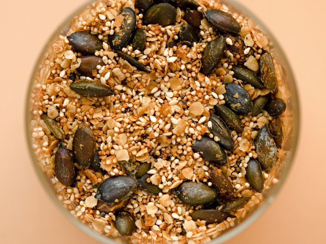 Ένα ποτήρι νερό με βρώμη και λιναρόσπορο για πρωινό