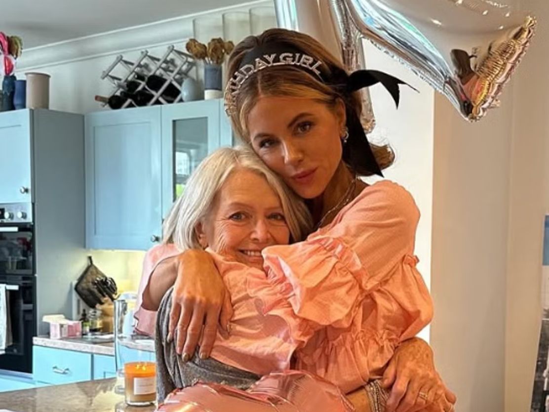 «Πέθανε στην αγκαλιά μου»: Συγκινεί η Kate Beckinsale με την ανάρτηση για την απώλεια της μαμάς της