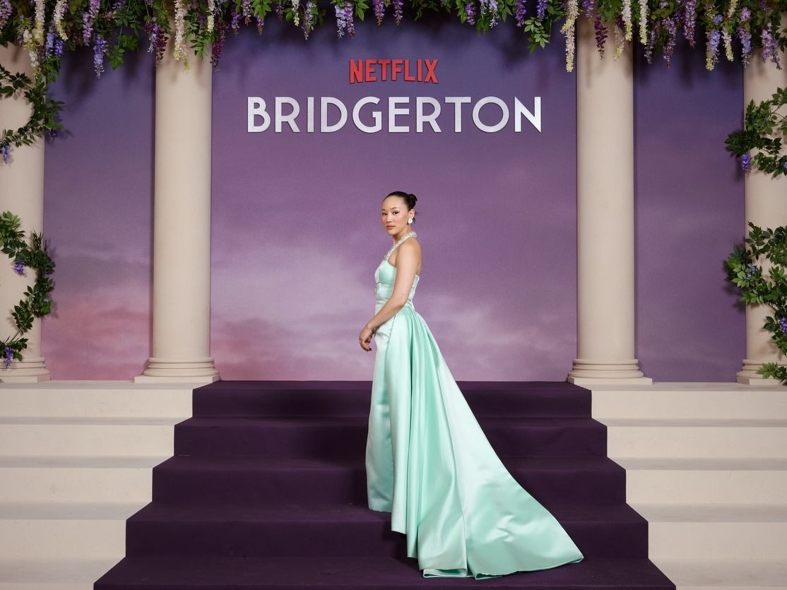 Bridgerton, season 4: Οι εντυπωσιακές εμφανίσεις στο κόκκινο χαλί από την πρεμιέρα στο Παρίσι