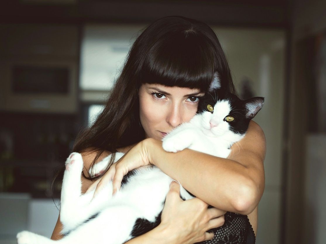 Τι σημαίνει το να μιλάμε στα κατοικίδια σαν να είναι άνθρωποι, σύμφωνα με την ψυχολογία