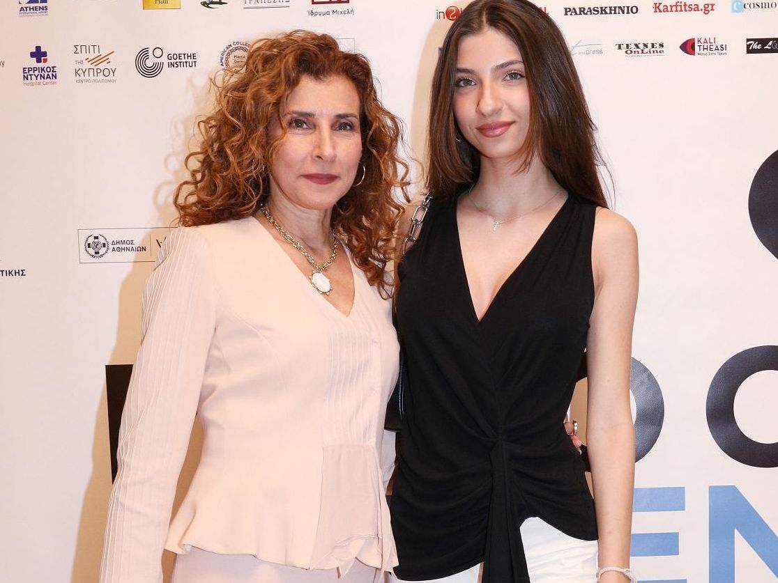 Η σπάνια έξοδος της Μαρίας Παπαλάμπρου με την κόρη της μάς θύμισε το «Και οι παντρεμένοι έχουν ψυχή»