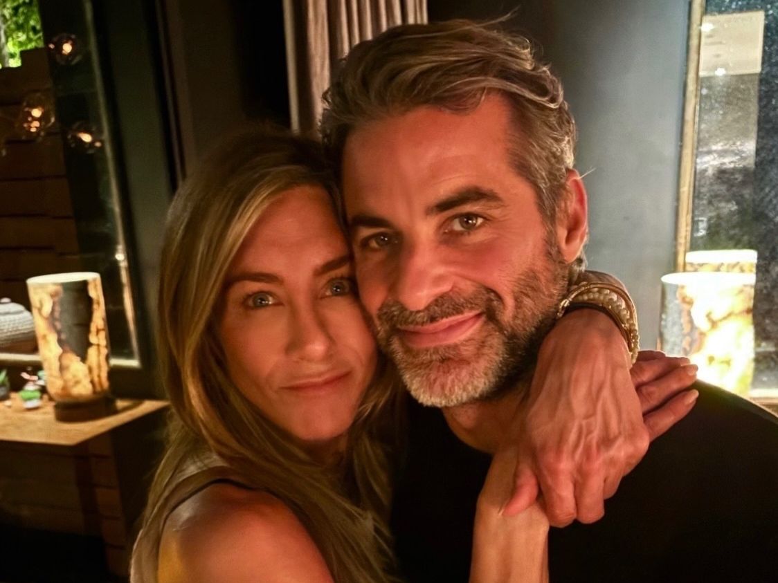 Jennifer Aniston: Οι τρυφερές στιγμές με τον Jim Curtis στην Ισπανία δείχνουν πως βιώνει τον έρωτα