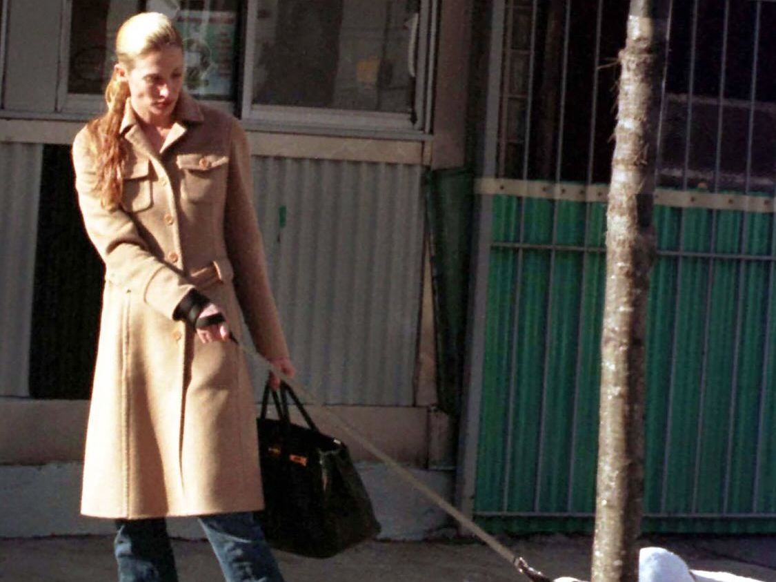 174.000 ευρώ για ένα παλτό;  Το fashion κομμάτια της Carolyn Bessette-Kennedy & το τίμημα του μύθου