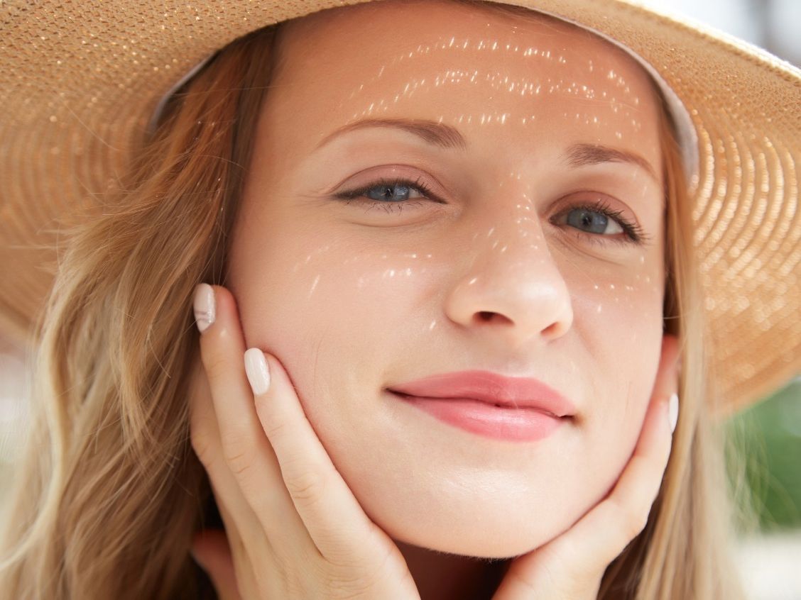 Όταν ένα αντηλιακό σου προσφέρει ολιστική 4D προστασία… γίνεται must have όλο τον χρόνο