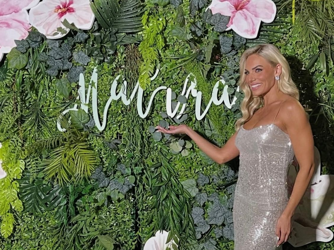 Η Ιωάννα Μαλέσκου βάφτισε την κόρη της: Η είσοδος με τον Κωνσταντίνο Δανιά & τα 2 φορέματα