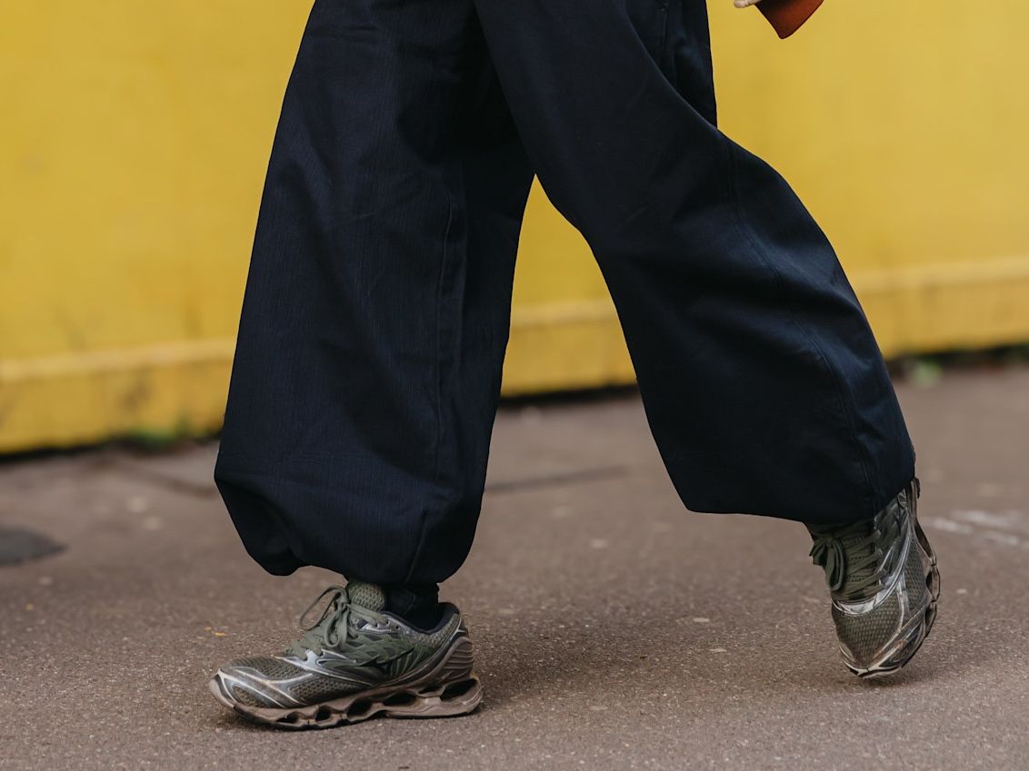 9 + 1 κομψά sneakers που λειτουργούν στο γραφείο και πώς να τα φορέσεις