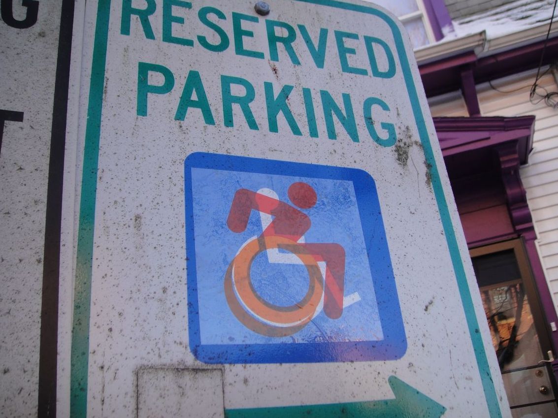 Σπάζοντας την ακινησία: Το νέο σύμβολο για τα ΑμεΑ χαροποίησε τη Μαρίζα Ρίζου (κι εμάς επίσης!)