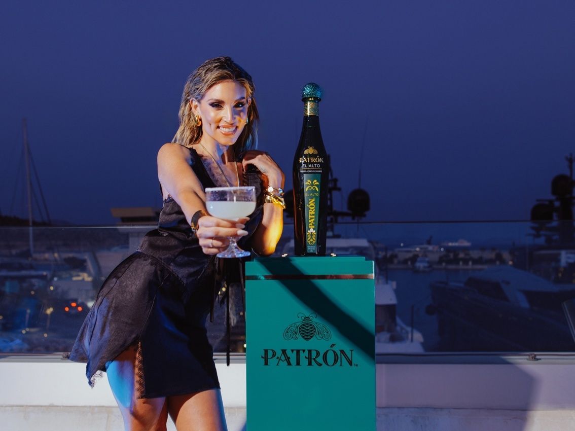 Η Αθηνά Οικονομάκου στο πιο elegant πάρτυ της Αθήνας με PATRÓN EL ALTO στο χέρι