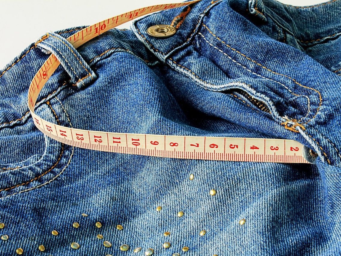 Το παντελόνι είναι στενό στη μέση; Το hack για να το μεγαλώσεις ένα νούμερο τουλάχιστον