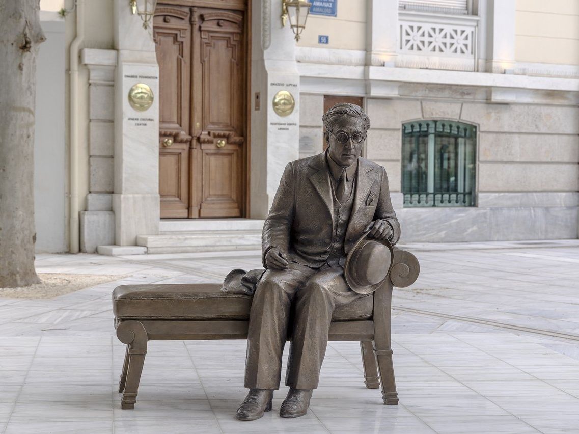 Ο Καβάφης επιστρέφει στην Αθήνα: Ένα γλυπτό για την πόλη, δωρεά του Ιδρύματος Ωνάση σε συνεργασία με