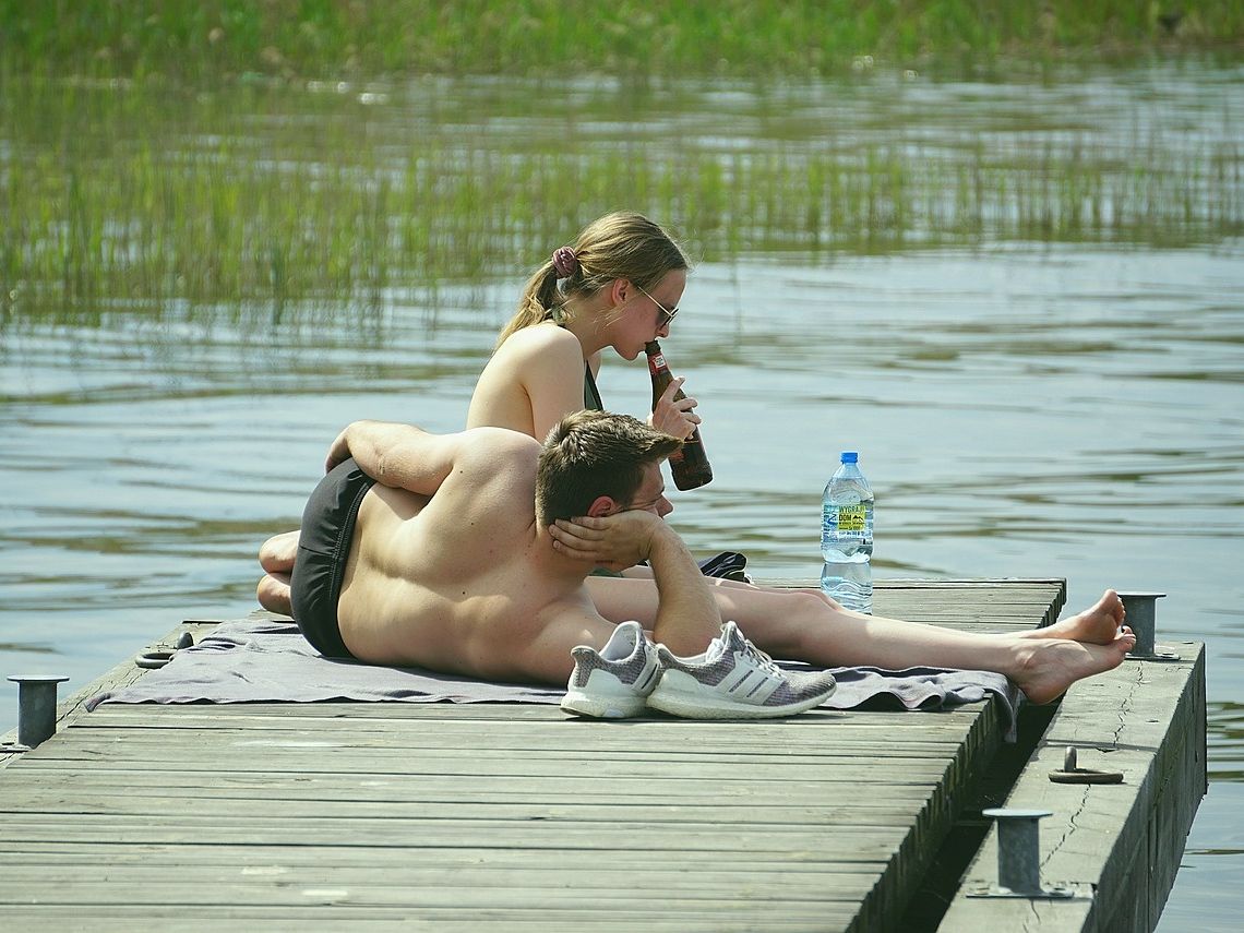 Beer Tanning: Το viral trend στο TikTok & όσα πρέπει να σκεφτείς αν επιλέξεις να μαυρίσεις με μπύρα