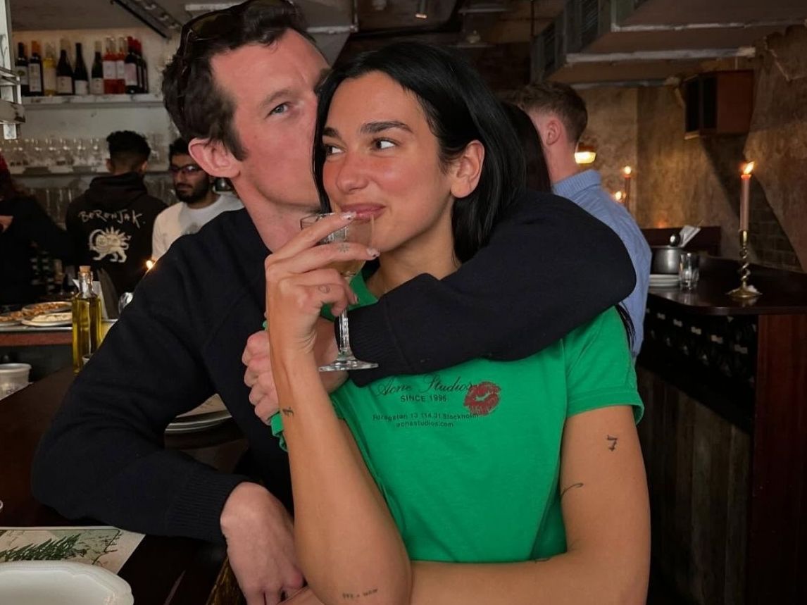 Το απλό «Είμαστε στην ίδια σελίδα» του Callum Turner στη Dua Lipa μάς θύμισε αυτό που είχαμε ξεχάσει