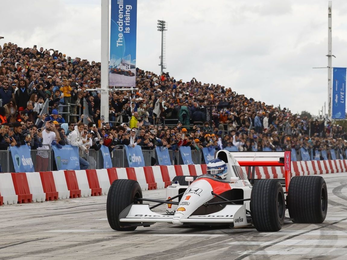 Πώς ζήσαμε την απόλυτη εμπειρία F1 με τον Mika Häkkinen στο Allwyn x McLaren Racing: Live in Athens